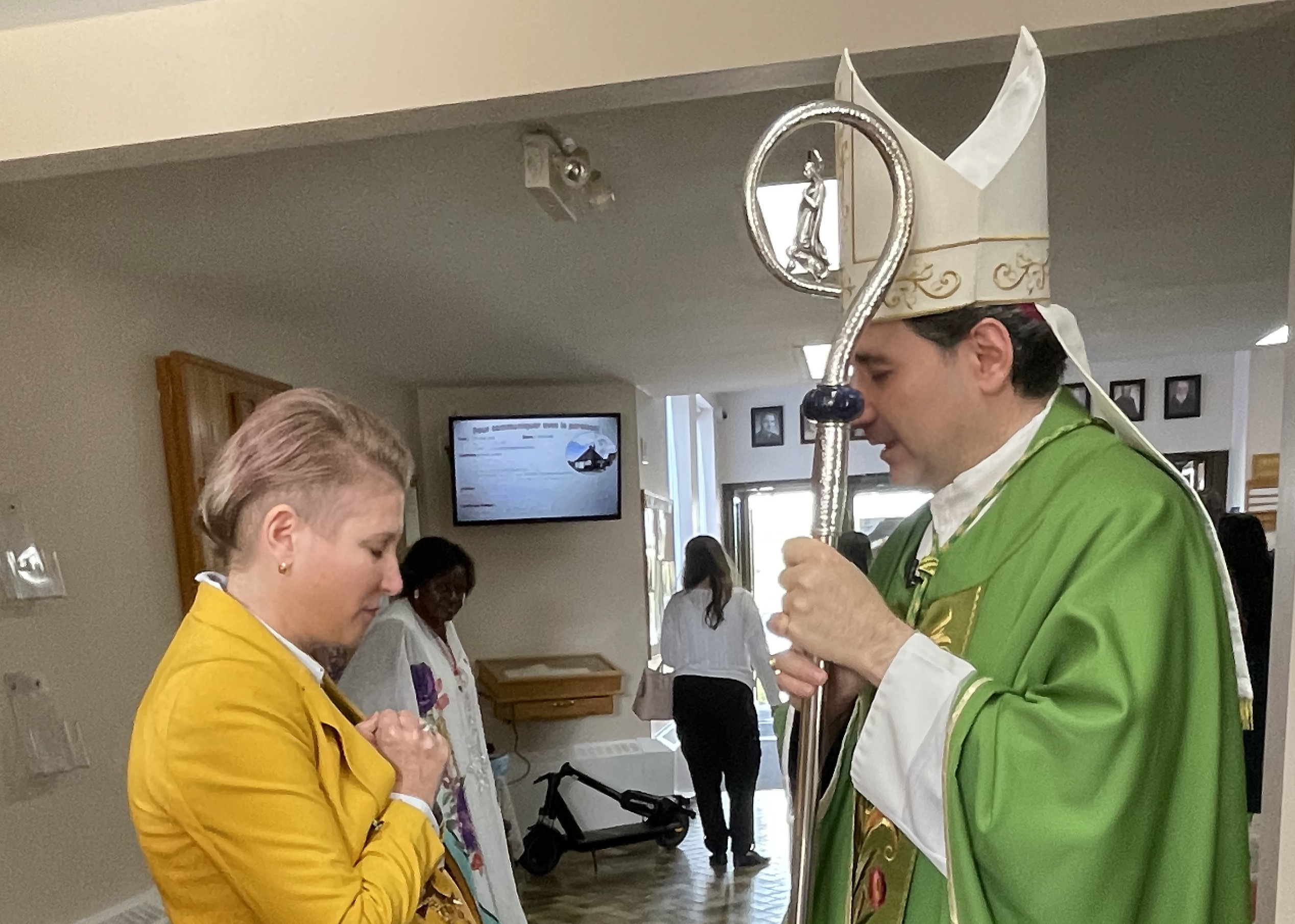 Archbishop Leo greats the faithful